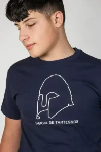 Modelo masculino portada Tierra de Tartessos con camiseta manga corta negra casco de guerrero