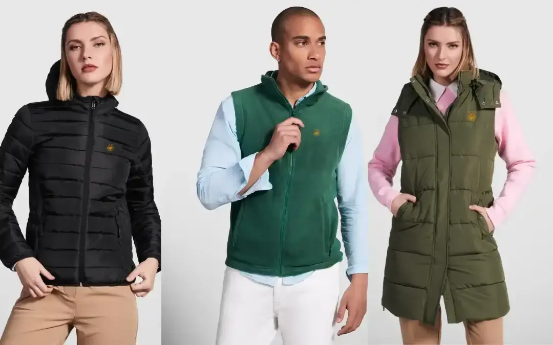 Tres modelos con abrigo acolchado, abrigo largo y chaleco sin mangas de la colección unisex de Tierra de Tartessos.