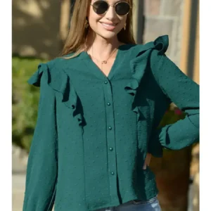 Modelo femenino vistiendo blusa con encajes tartessos