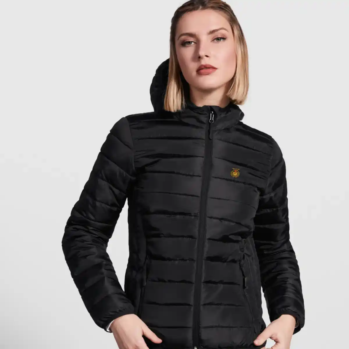 Cazadora-Acolchada-Mujer-con-Relleno-y-Capucha-negra-modelo-femenina-vistiendo-una-color-negra.webp