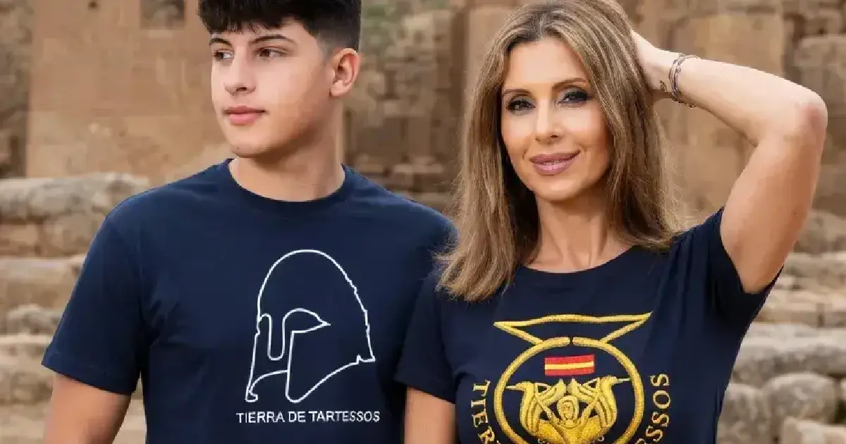 Modelos vistiendo camisetas exclusivas de Tierra de Tartessos inspiradas en la vestimenta tartésica sobre fondo de ruinas antiguas.
